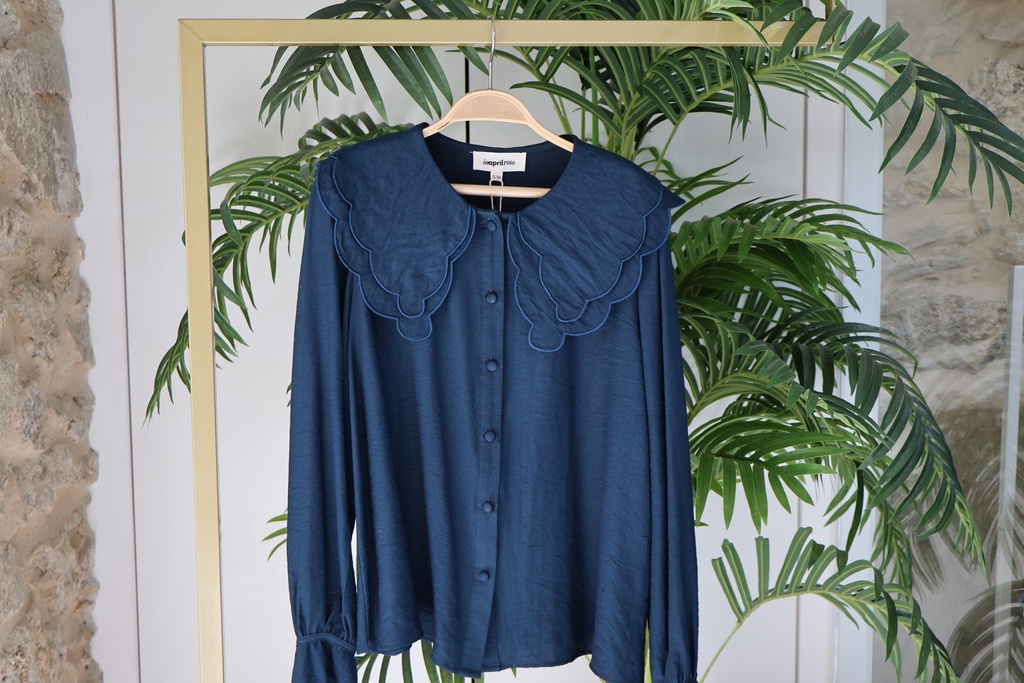 Blusa "Midnight Dream" com Gola de Pétalas e Botões Forrados