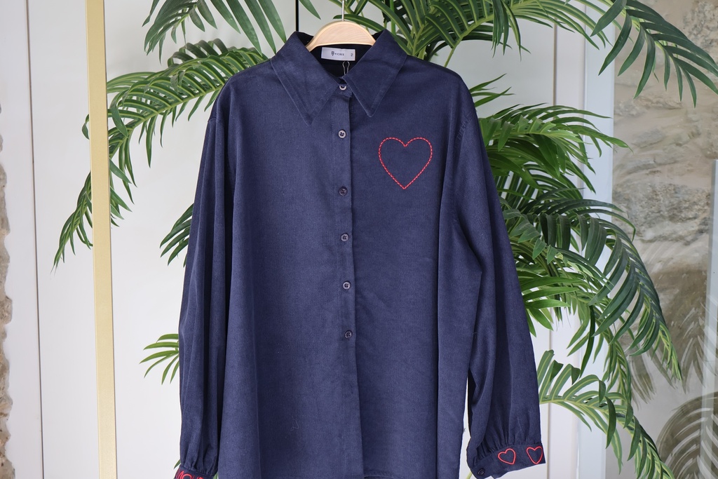 Camisa em Bombazina "Red Heart" com Bordados de Contraste