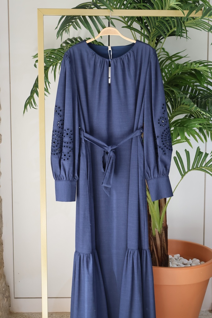 Vestido Maxi "Blue Eyelet" com Mangas Bordadas e Cinto de Laçada