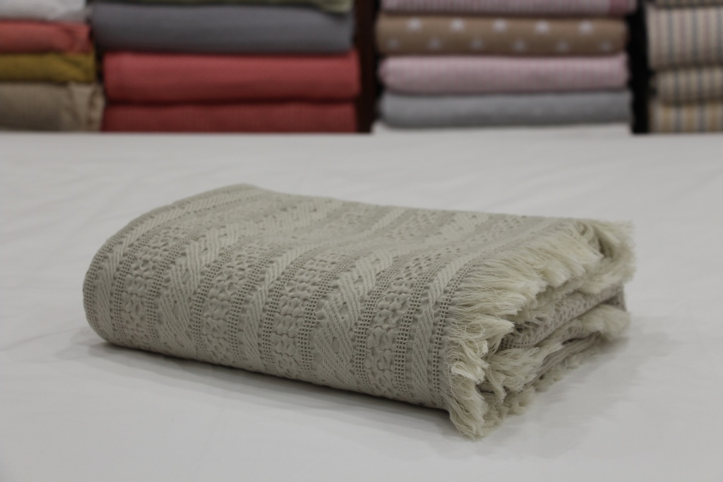 Manta de Algodão Trabalhada em Cinza Claro com Franjas