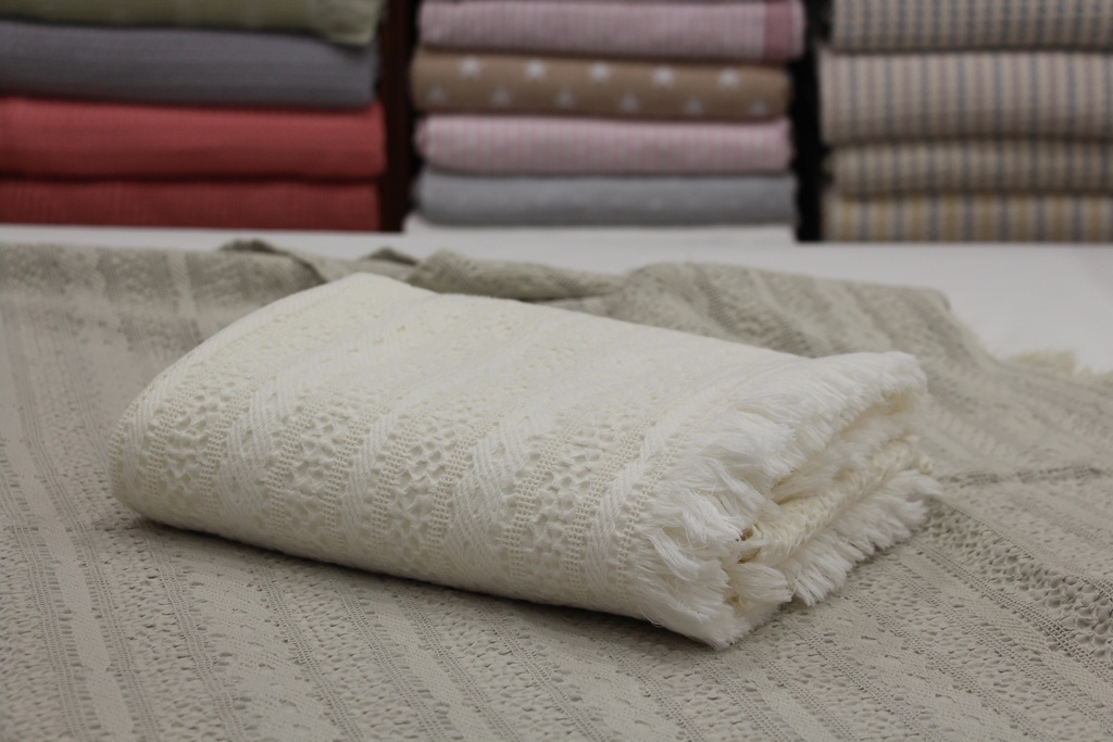 Manta de Algodão Trabalhada em Branco com Franjas