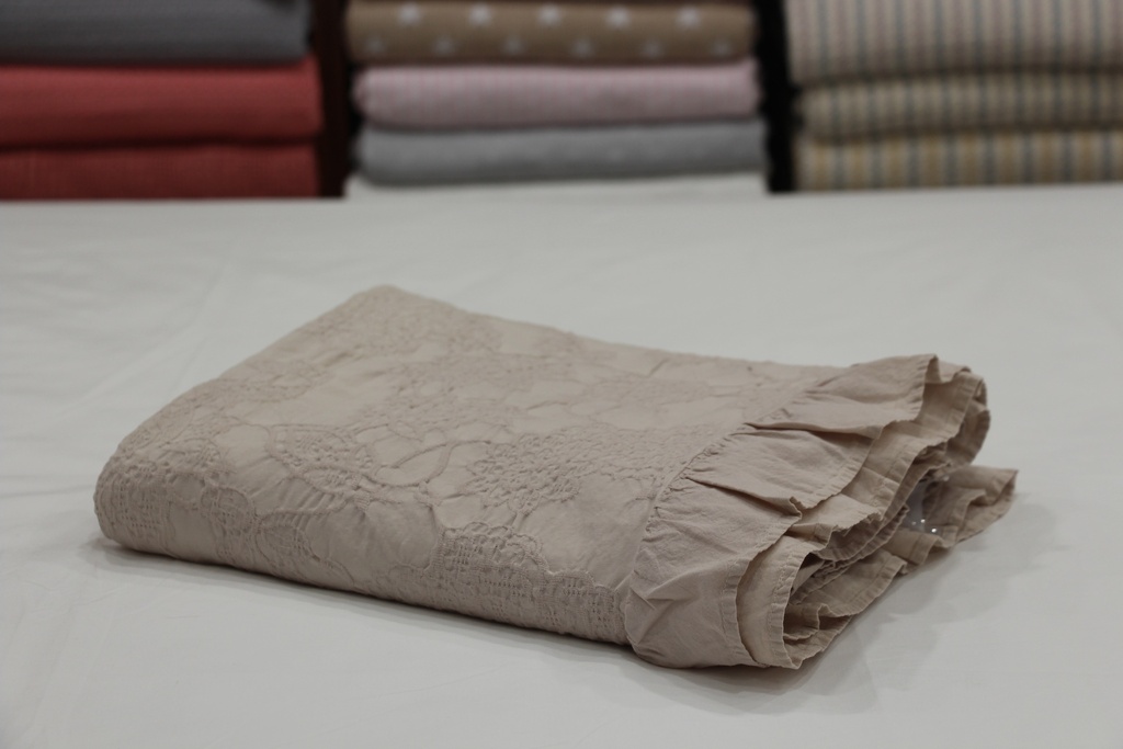 Manta de Algodão com Padrão Floral e Folhos em Bege