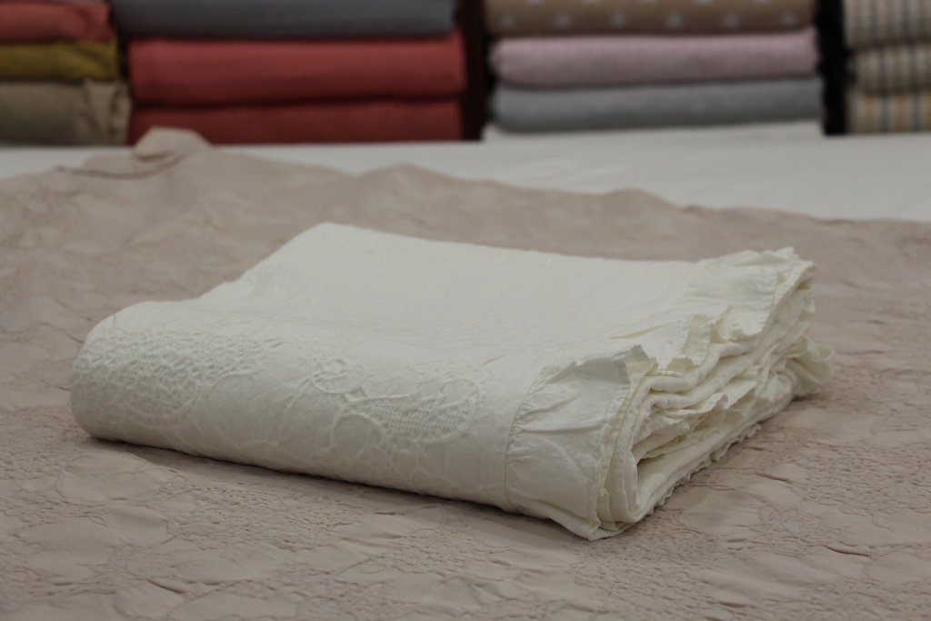 Manta de Algodão com Padrão Floral e Folhos em Branco