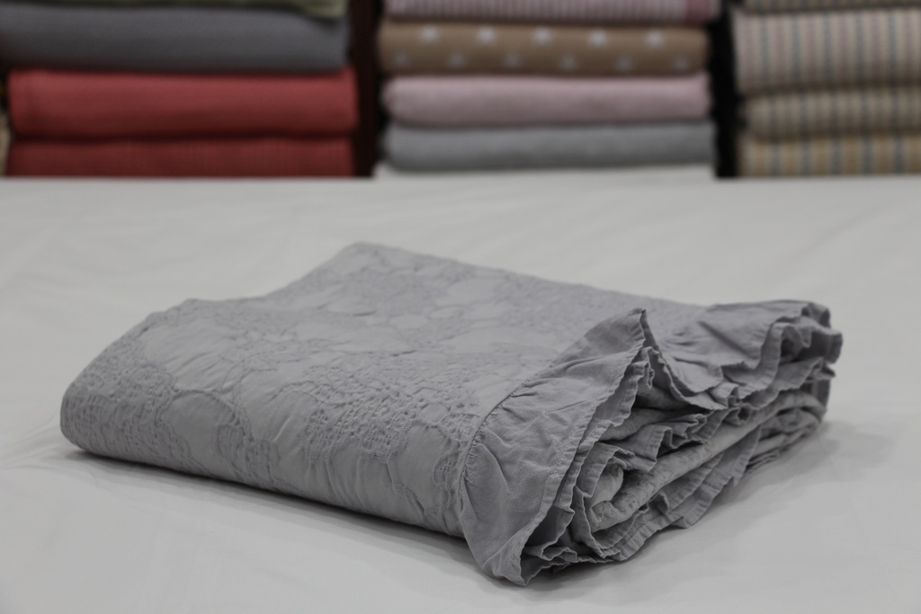 Manta de Algodão com Padrão Floral e Folhos em Cinzento