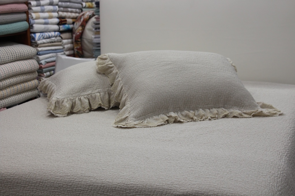 Fronha Texturizada com Folhos em Bege Claro