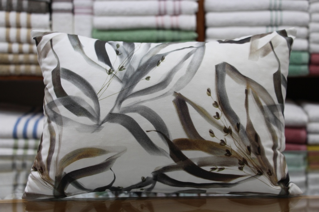 Almofada Decorativa Retangular com Padrão de Folhagem em Tons Neutros