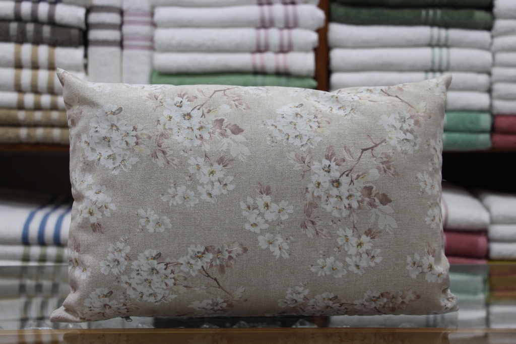 Almofada Decorativa Retangular com Padrão Floral em Tons de Bege e Cru