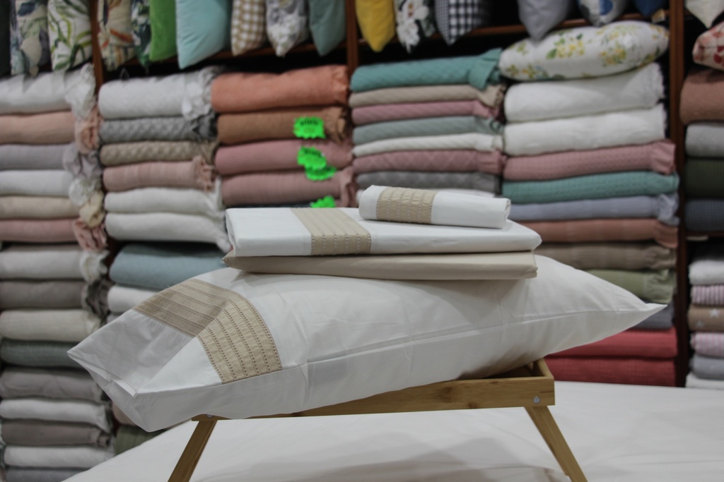 Jogo de Lençóis com Faixa Bordada em Bege e Branco