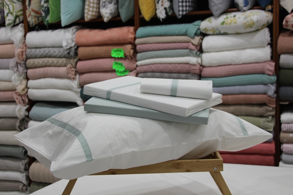 Jogo de Lençóis com Faixa Decorativa em Verde Água e Branco