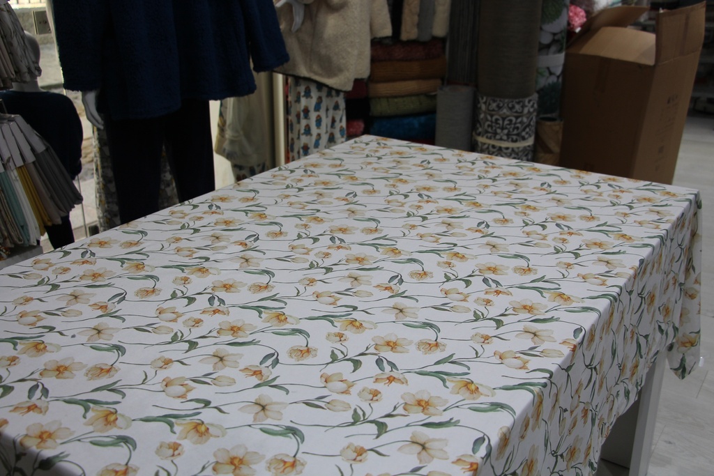 Toalha de Mesa com Padrão Floral em Tons Pastel