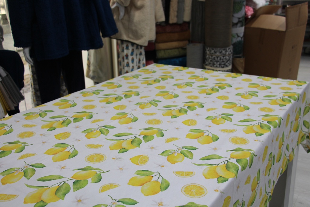 Toalha de Mesa com Padrão de Limões e Folhagem