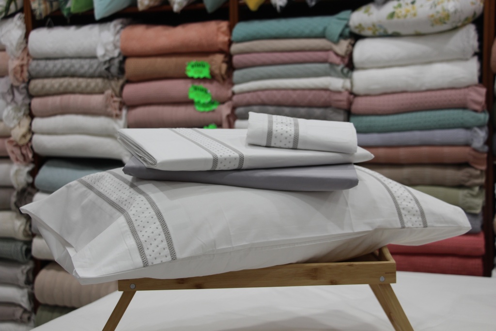 Jogo de Lençóis com Faixa Decorativa em Cinza e Branco