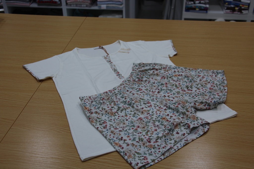 Pijama Curto Feminino com Estampado Floral Romântico