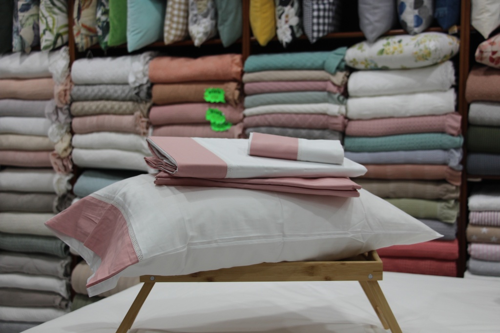 Jogo de Lençóis com Faixa Rosa Velho e Detalhe em Renda