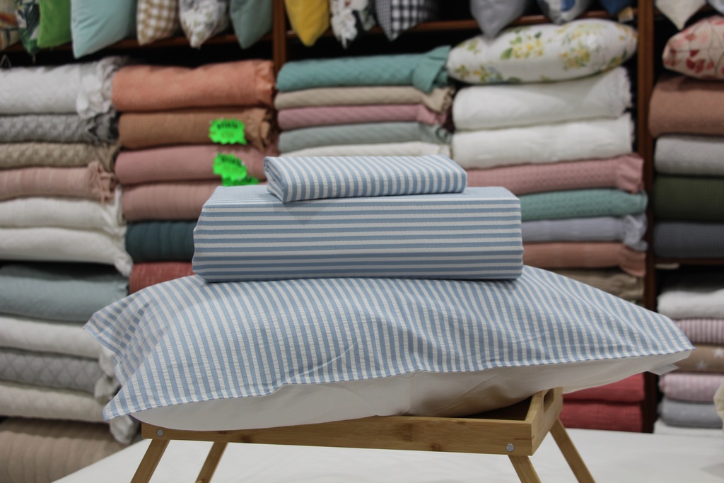 Jogo de Lençóis às Riscas em Azul e Branco