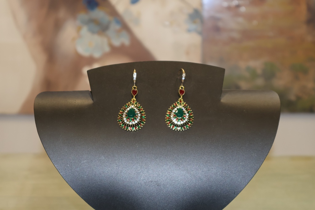 Brincos de pendente com pedras multicoloridas