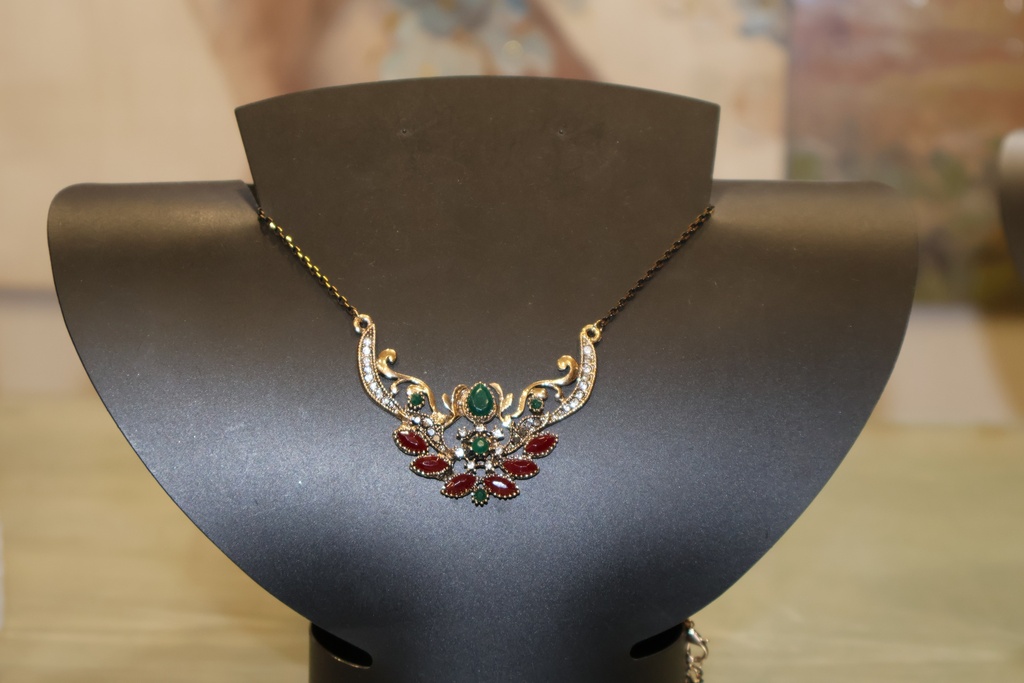 Colar peitoral com pedras multicoloridas