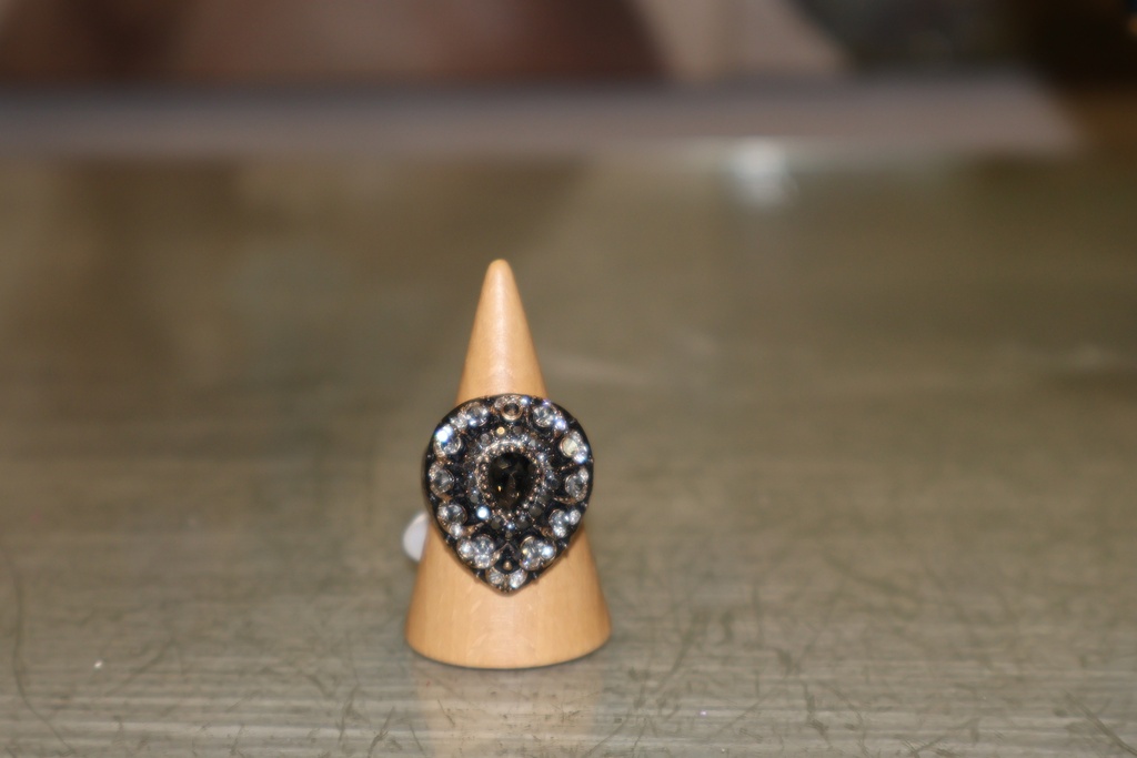 Anel estilo vintage em forma de gota com cristais