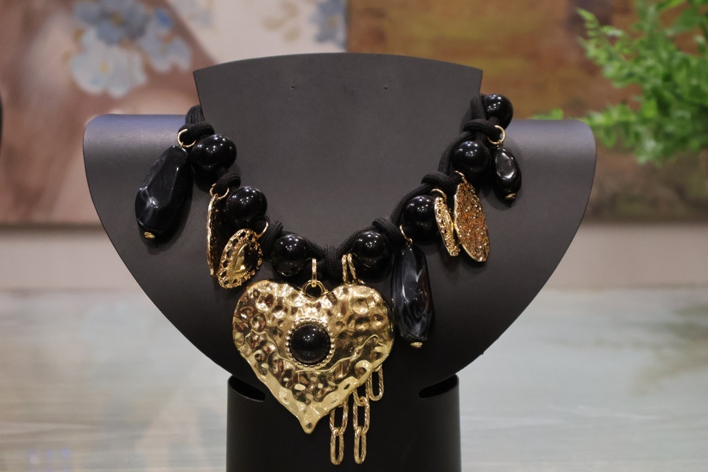 Colar maximalista com pendente de coração