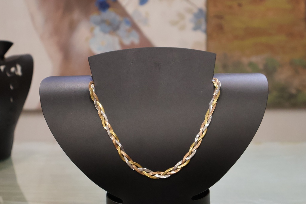 Colar trançado tricolor