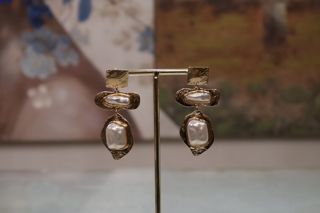 Brincos de Pendente Orgânico com Pérolas Barrocas e Metal Martelado