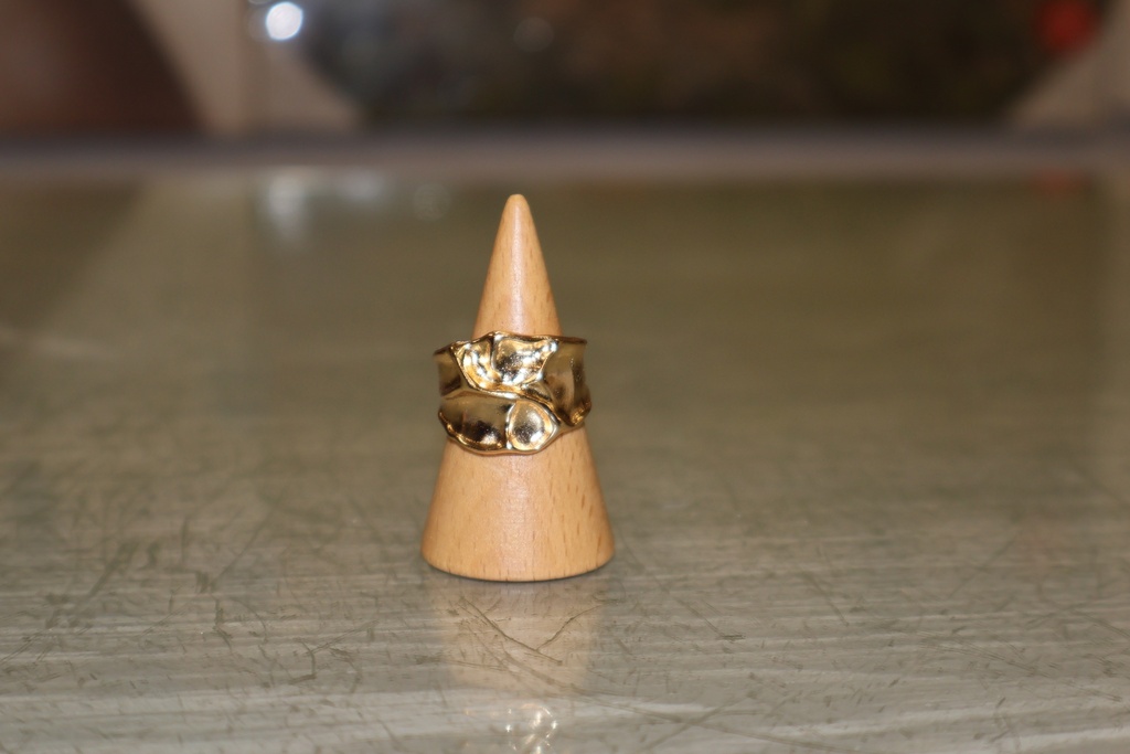 Anel de Banda Larga com Design Orgânico e Martelado