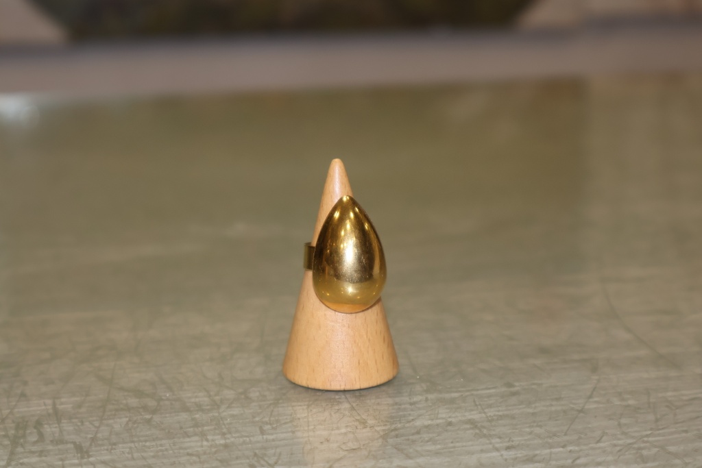 Anel de Cocktail "Gota de Ouro" Design Minimalista e Bold