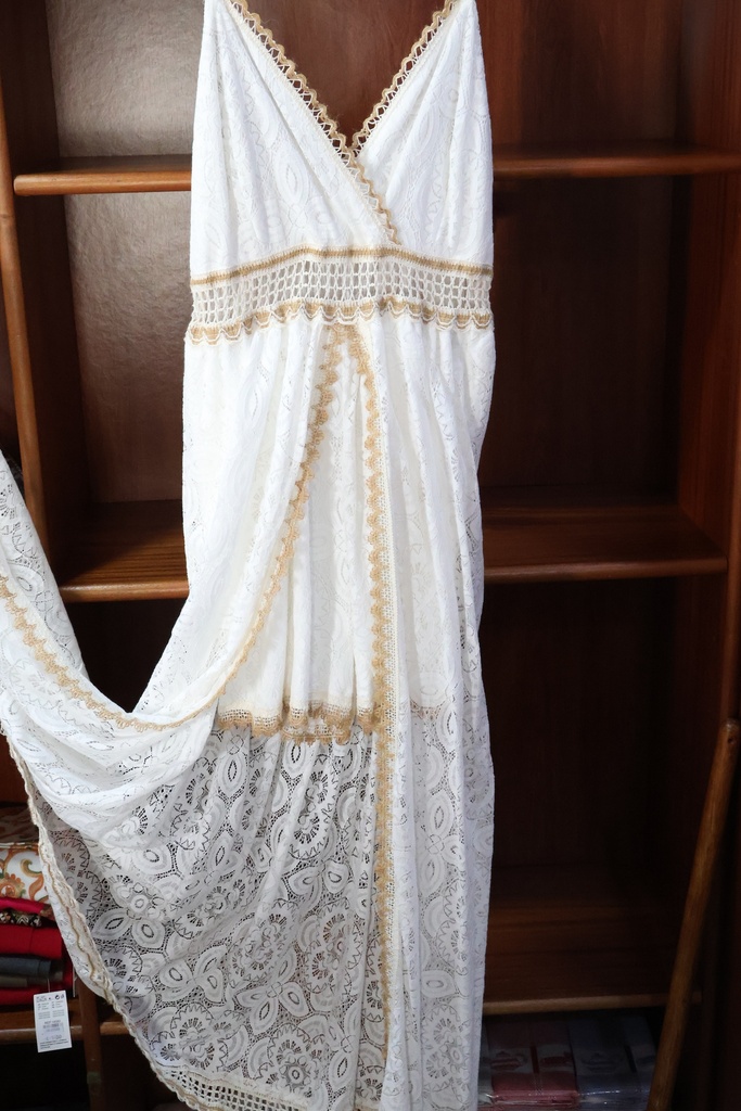 Vestido Maxi de Renda Boho Chic – Branco e Dourado