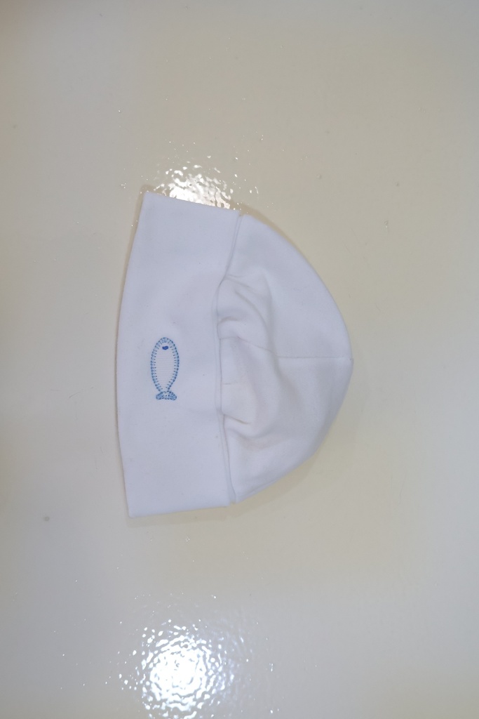 Gorro de Bebé em Algodão – Branco com Peixinho Bordado