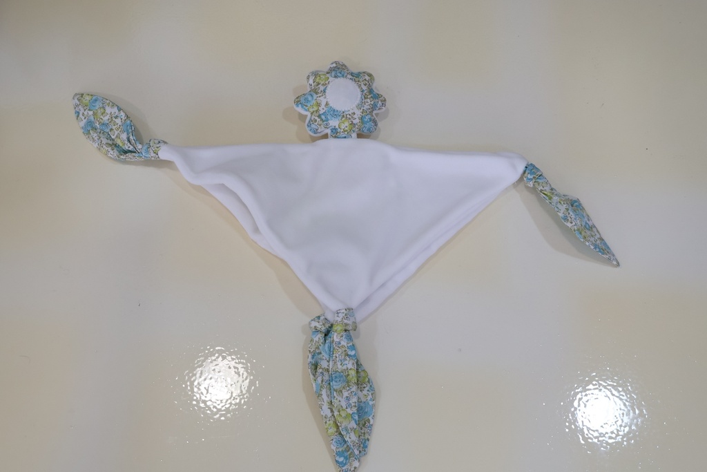 Doudou para Bebé – Branco com Detalhes Floral Azul