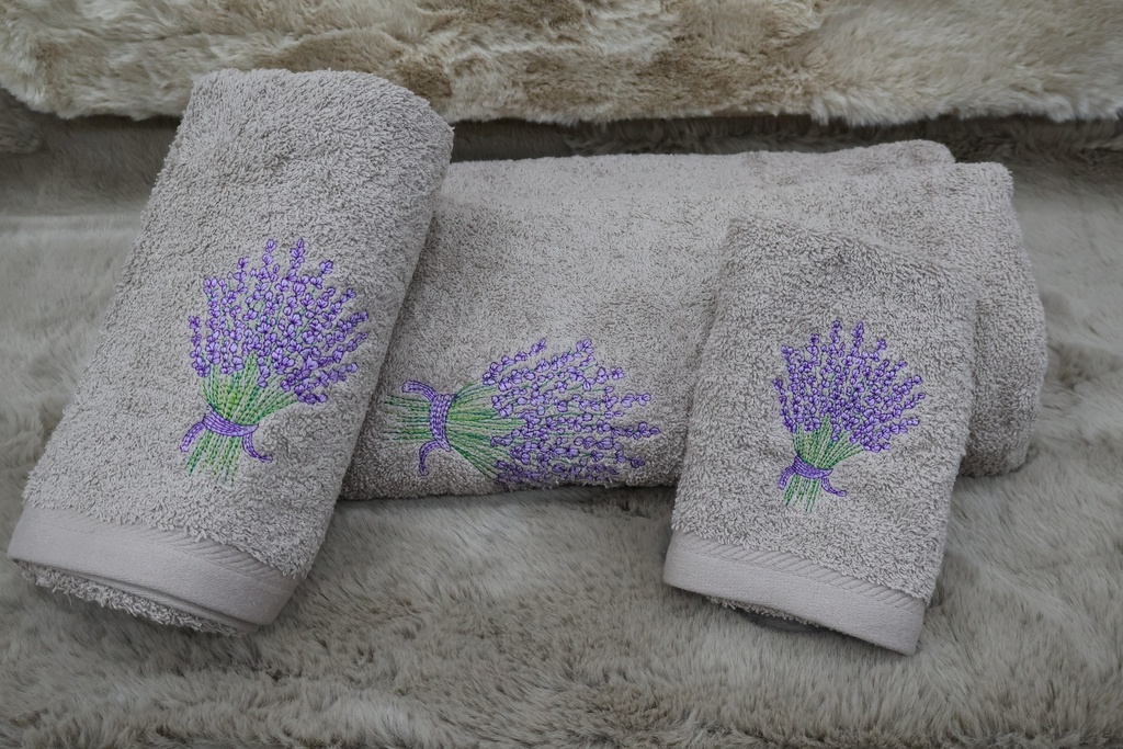 Conjunto de 3 Toalhas de Banho – Taupe com Bordado Lavanda