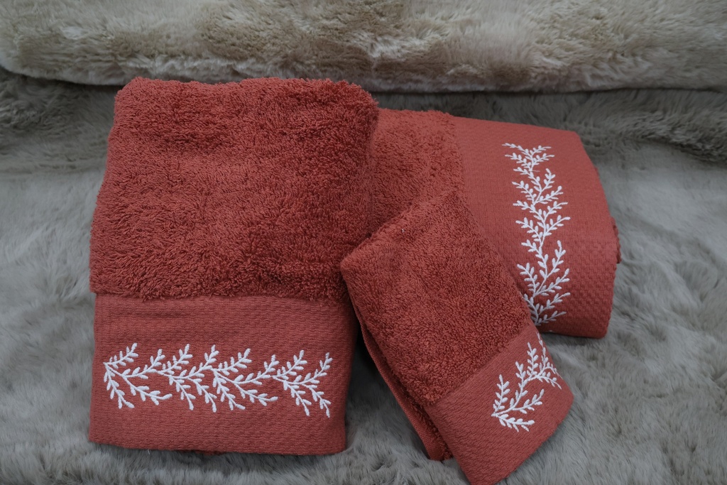 Conjunto de 3 Toalhas de Banho – Terracota com Bordado Botânico Branco