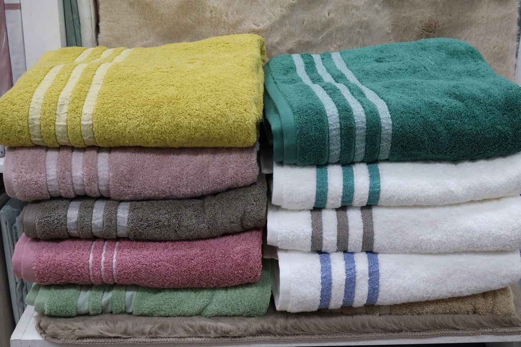 Toalha de Banho Premium – Cores Diversas com Barra de Riscas Acetinadas