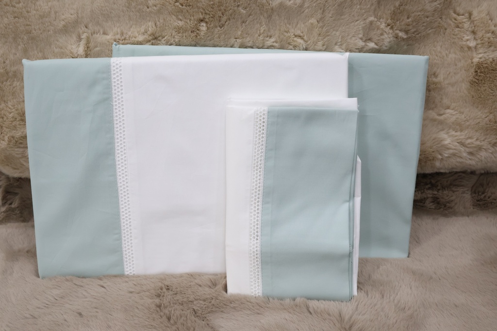 Jogo de Cama em Percal 100% Algodão Penteado – Cinza e Branco com Renda Crochet