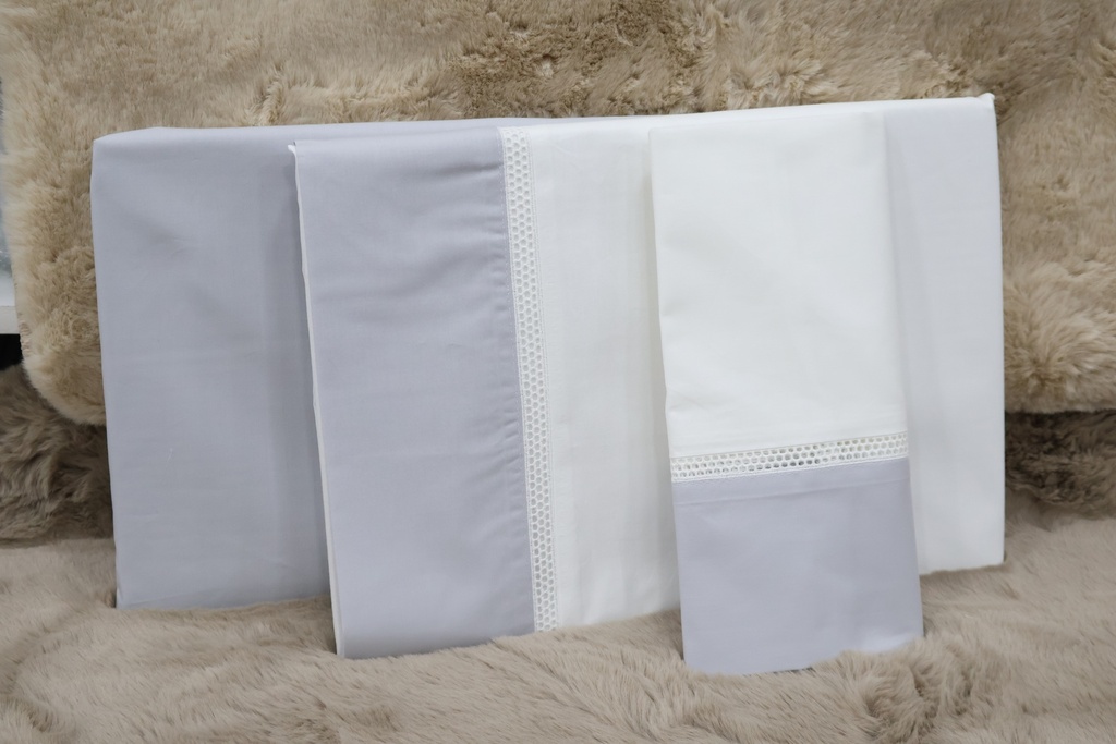 Jogo de Cama em Percal 100% Algodão Penteado – Cinza e Branco com Renda Crochet