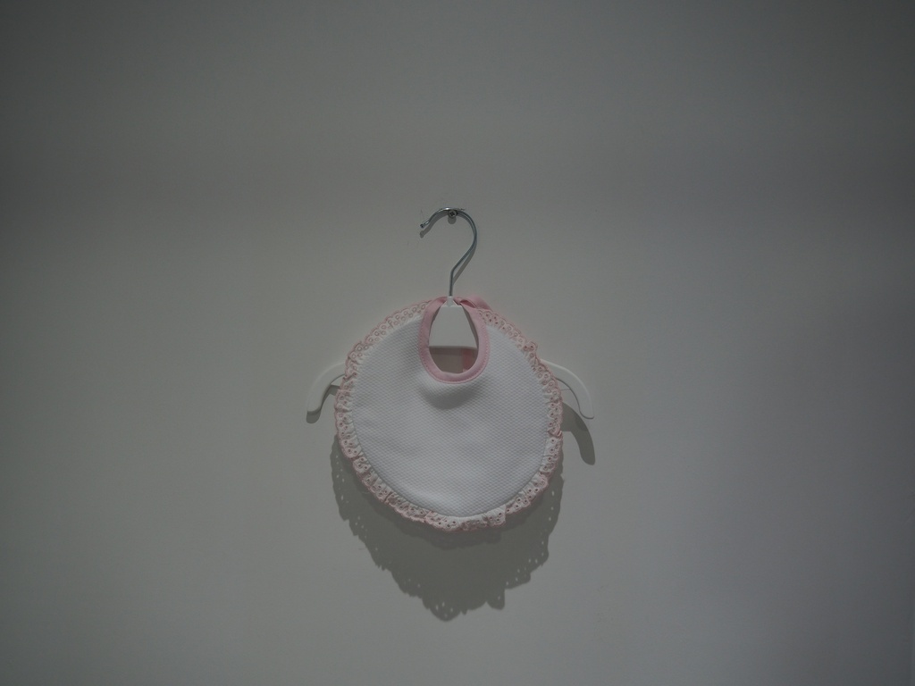 Babete de Bebé Branco com Renda Cor-de-Rosa