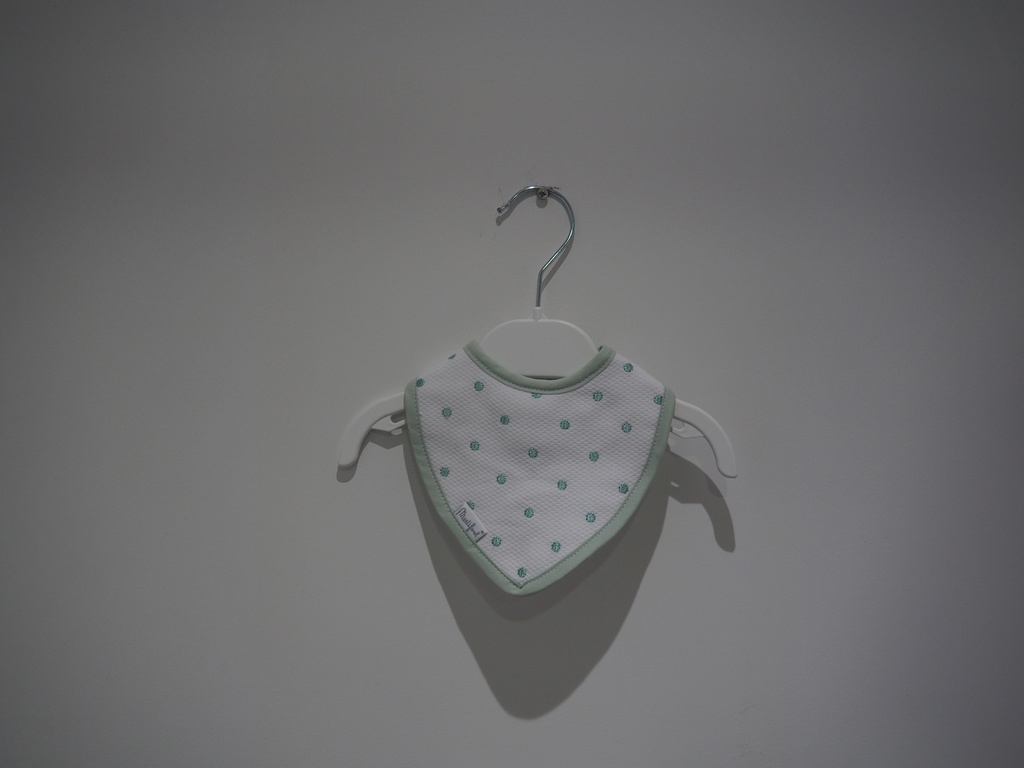 Babete Bandana de Bebé Branco com Pintas Verdes