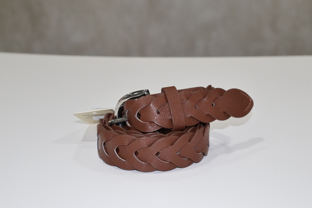 Cinto Braided Camel: Entrelaçado Artesanal & Fivela Prateada