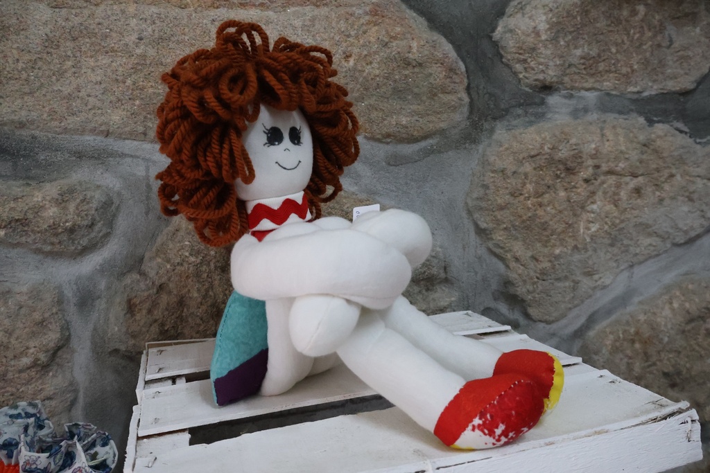 Boneca de Pano com Cabelo de Lã e Sapatinhos Coloridos