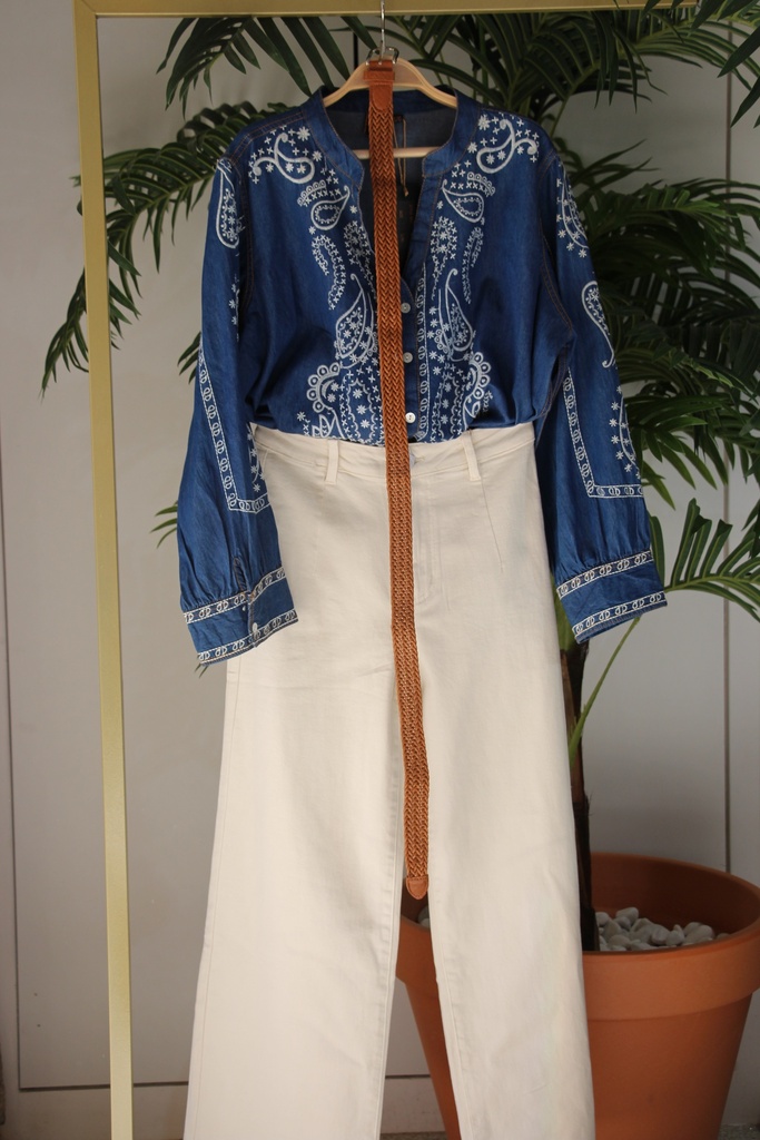 Camisa de Ganga com Bordados Paisley e Calças Cru