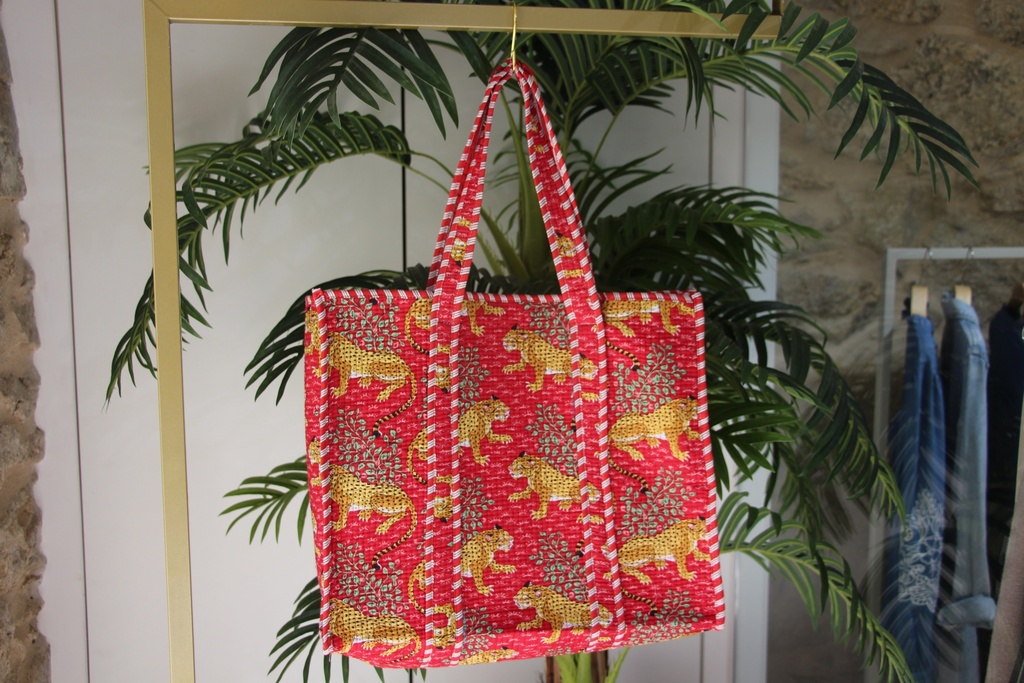 Mala Tote Acolchoada Vermelha com Estampado de Leopardos