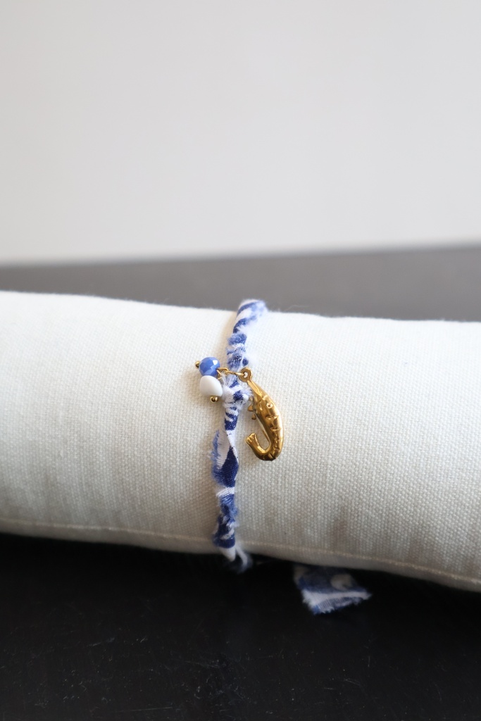 Pulseira em tecido com pendente de cavalo-marinho
