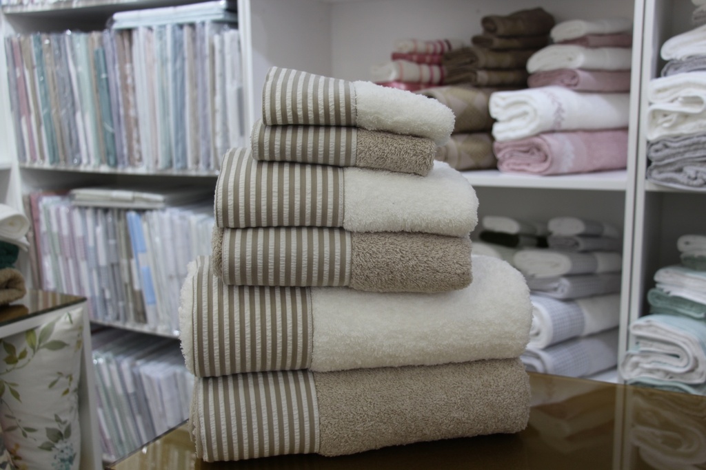 Conjunto de toalhas com padrão às riscas beges e brancas