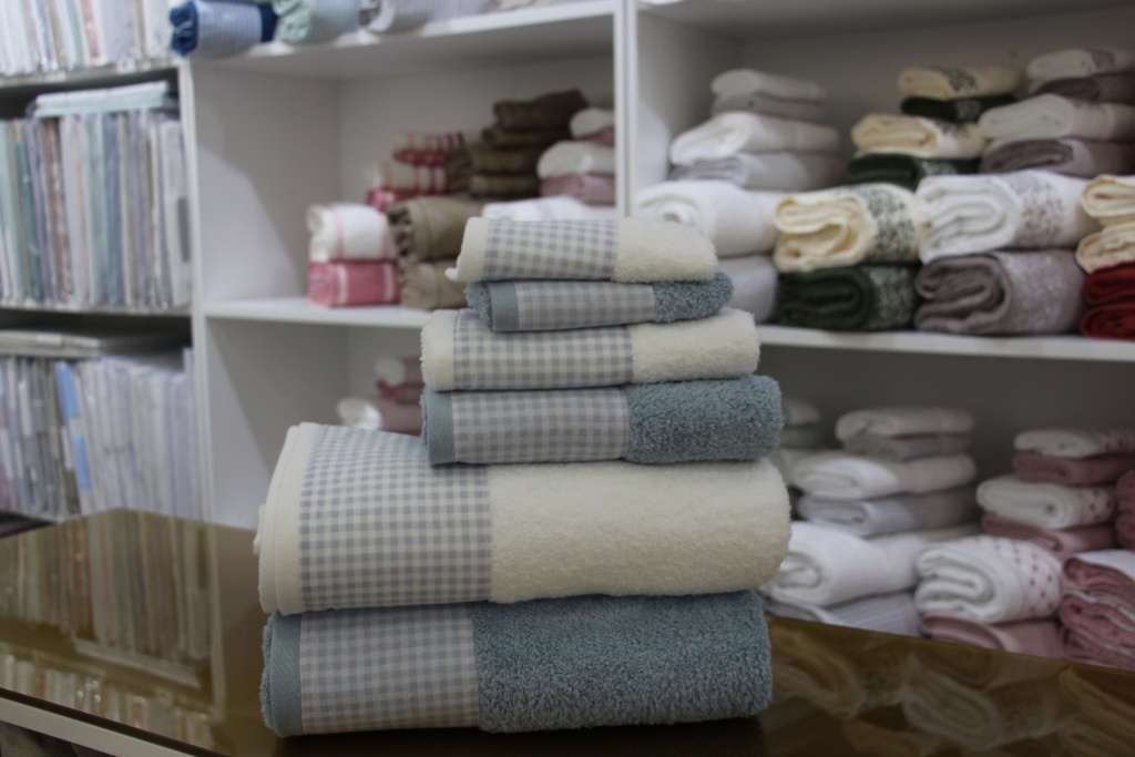 Conjunto de toalhas com padrão xadrez azul e branco