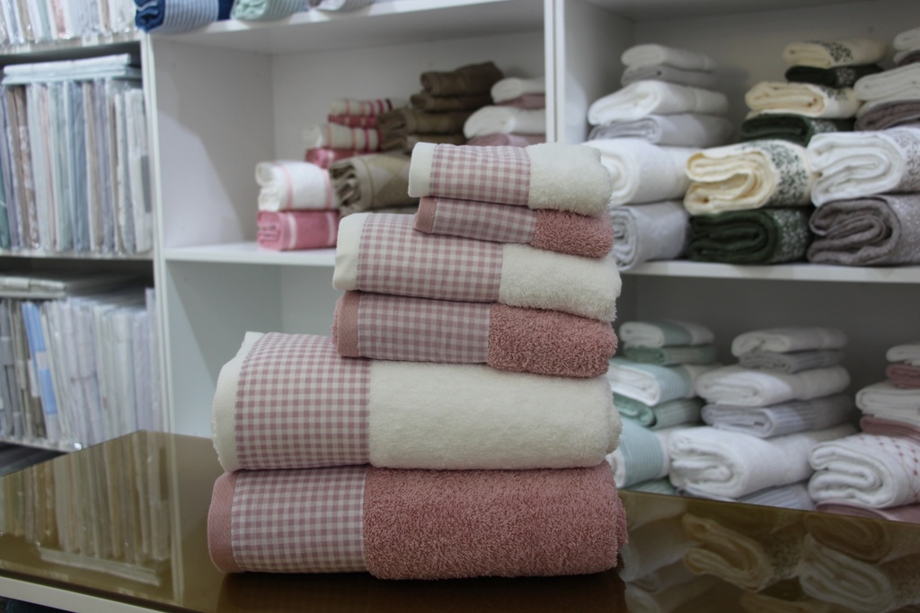 Conjunto de toalhas com padrão xadrez rosa e branco