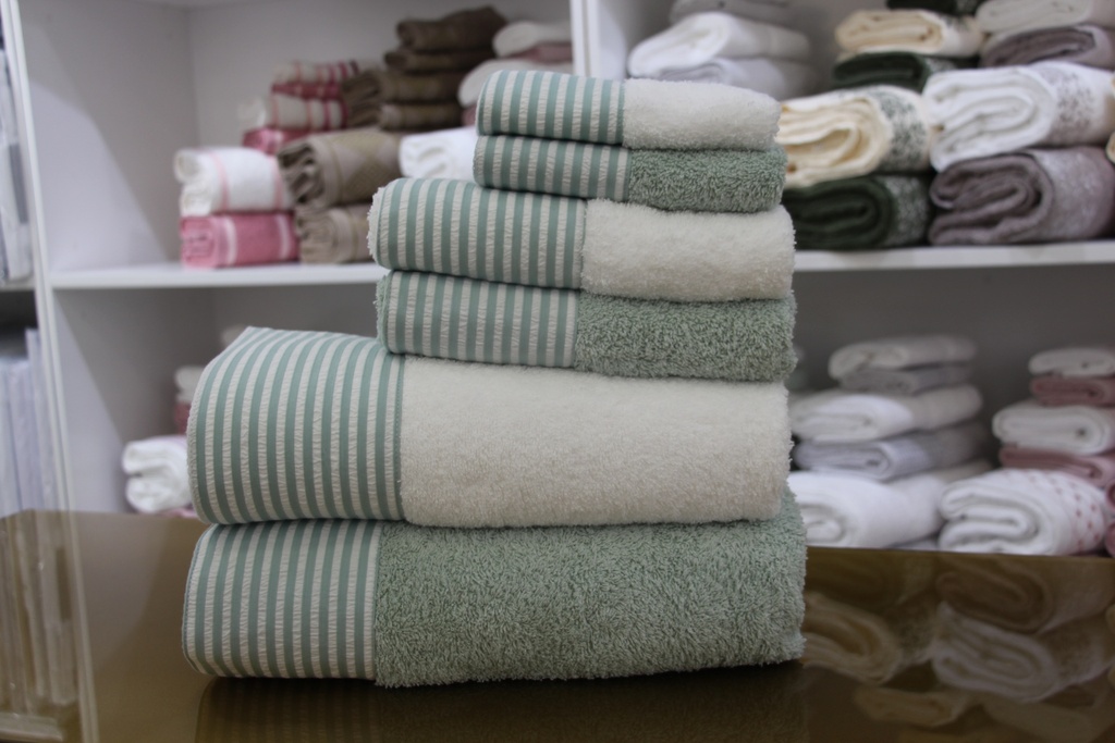 Conjunto de toalhas com padrão às riscas verdes e brancas