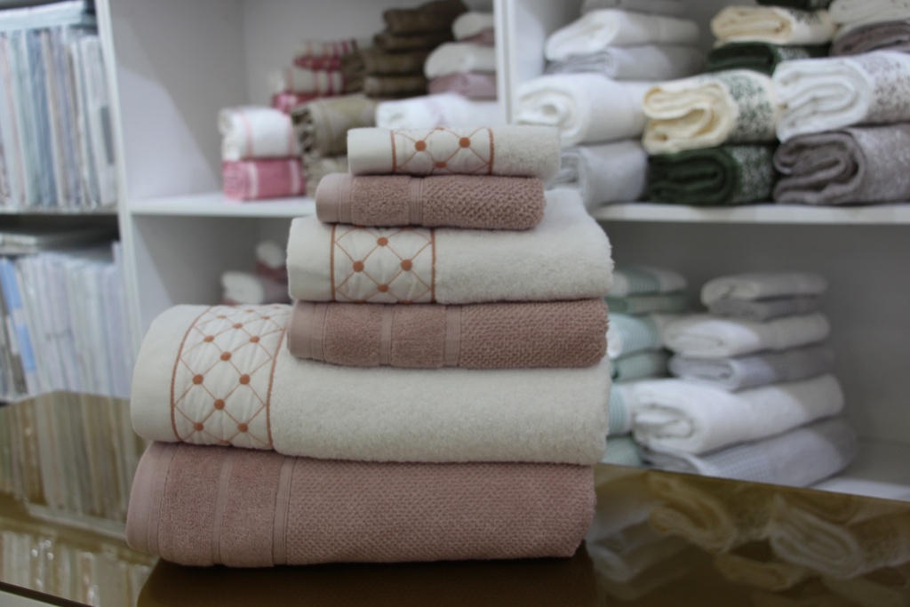 Conjunto de toalhas com padrão de losangos rosa e branco