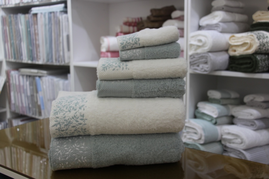 Conjunto de toalhas com padrão de folhas cinza e branco