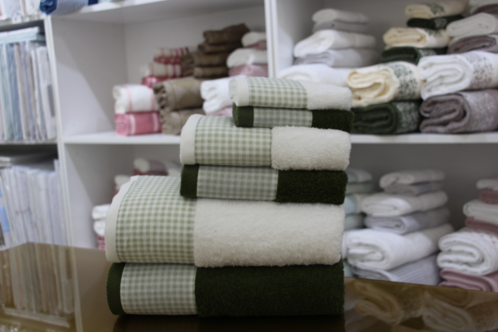 Conjunto de toalhas branco e preta com padrão xadrez verde