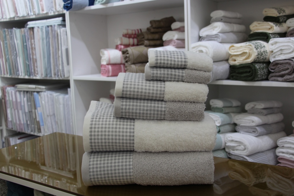 Conjunto de toalhas com padrão xadrez cinzento e branco